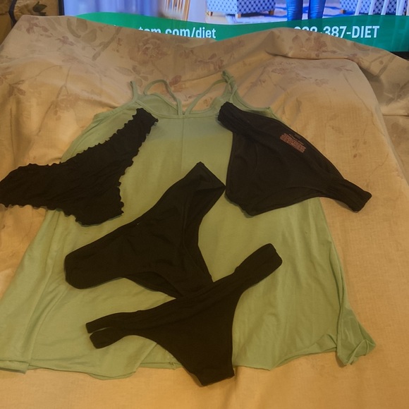 DEAL DEAL …Women’s bathing suit 👙 plus 1 top with 4 bottoms and a cover up. - Picture 10 of 11